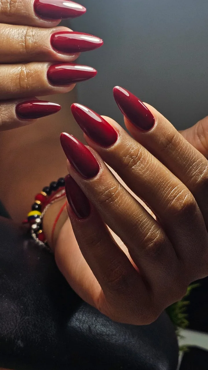 Manicura de uñas rojo vino con brillo realizada en Concepción