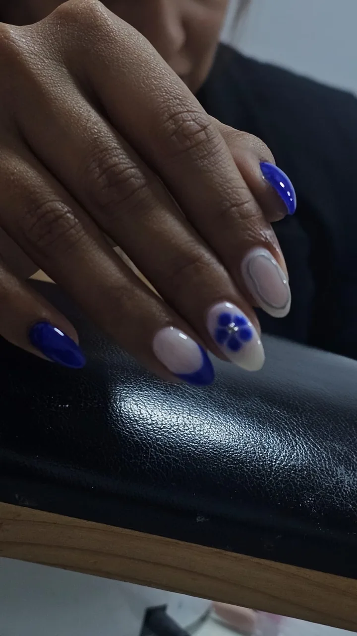 Diseño de uñas azul con flores realizado en Burbujas Nails